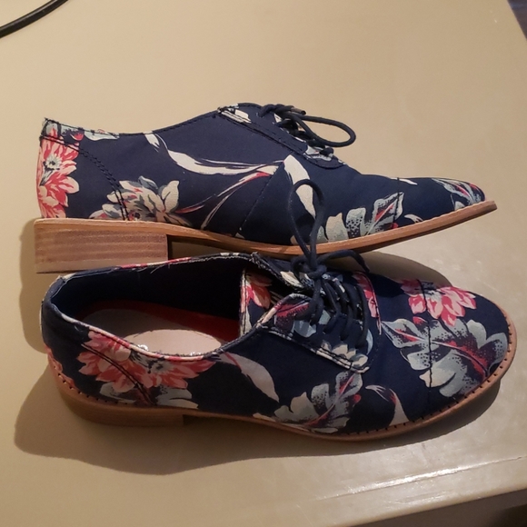 Gap floral fabric Oxford lace up. Size 7 - Picture 3 of 7
